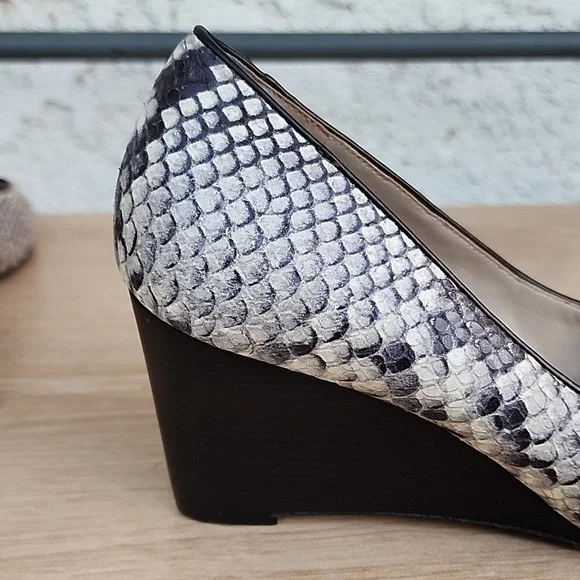 TORY BURCH Astoria Snakeskin Print Wedge Shoe 6 - Picture 5 of 13